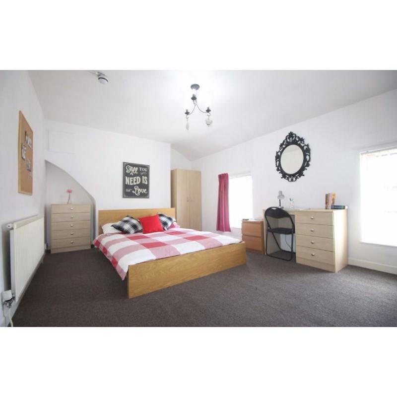 3 Rooms available in 6 Bedroom Student House for Next Academic Year, Bills Included, Longford Place
