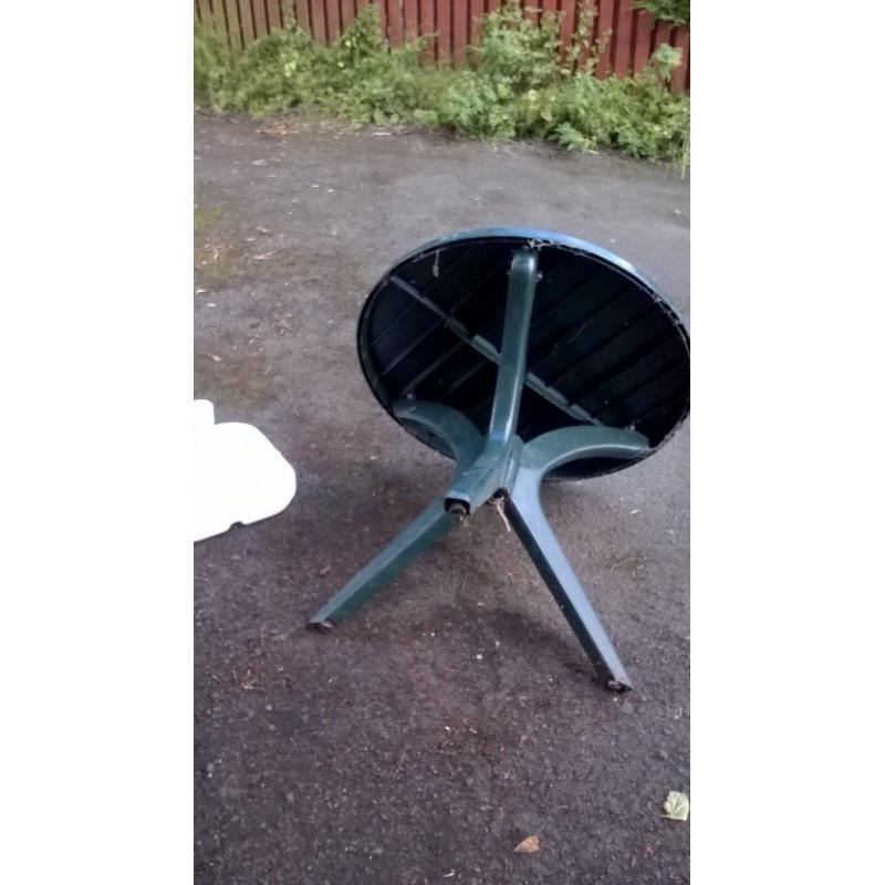 GREEN GARDEN TABLE (ROUND)/STRIPED OUTDOOR WINDBREAKER./+ OTHER GARDEN TOOLS POWER /HAND AVAILABLE