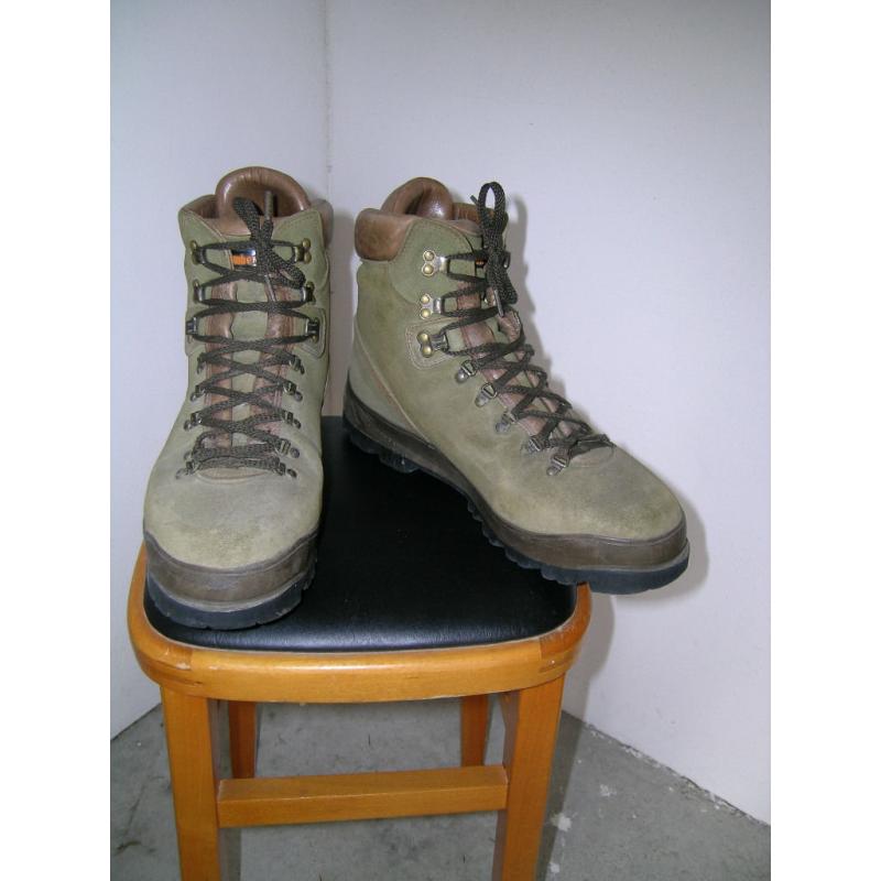 Gents walking boots