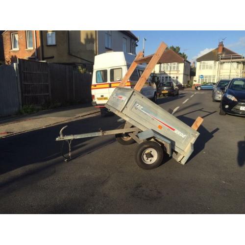 Trailer erde 122