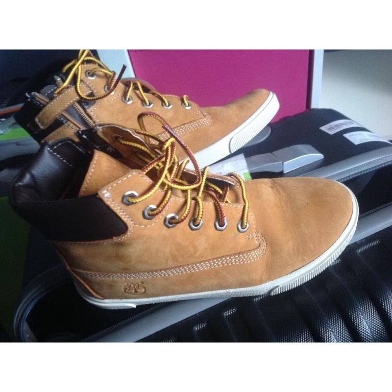 Boys suede Timberlands size 2
