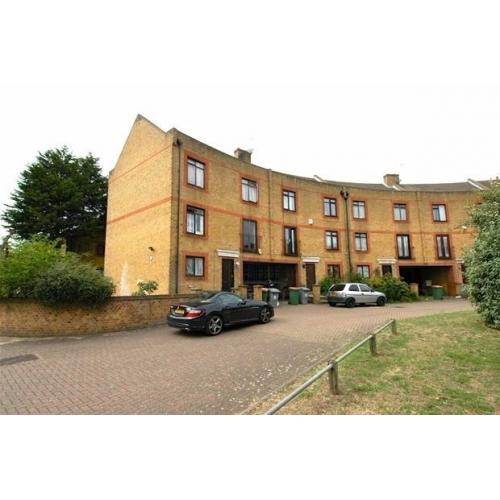 Room available for Single Professional or Student in Backton Canning Town Prince regent Stratford