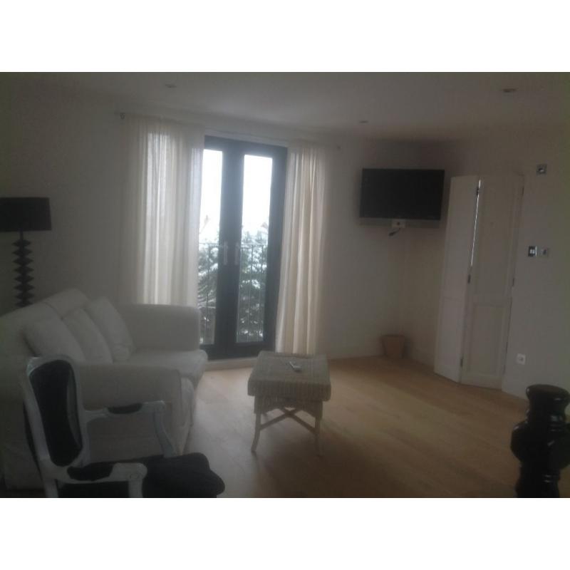 Huge loft room ensuite wet room with wifi & all bills inclu