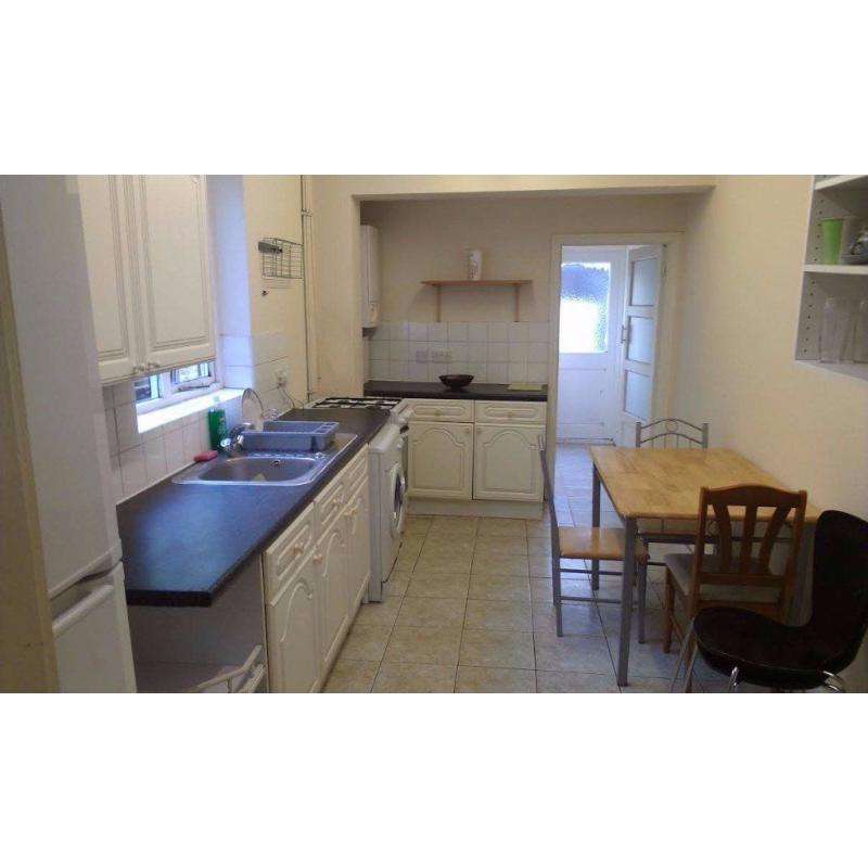 TOOTING BROADWAY DOUBLE ROOM WITH BILLSINCLUDED AVAILABLE MINS TO THE SRATION