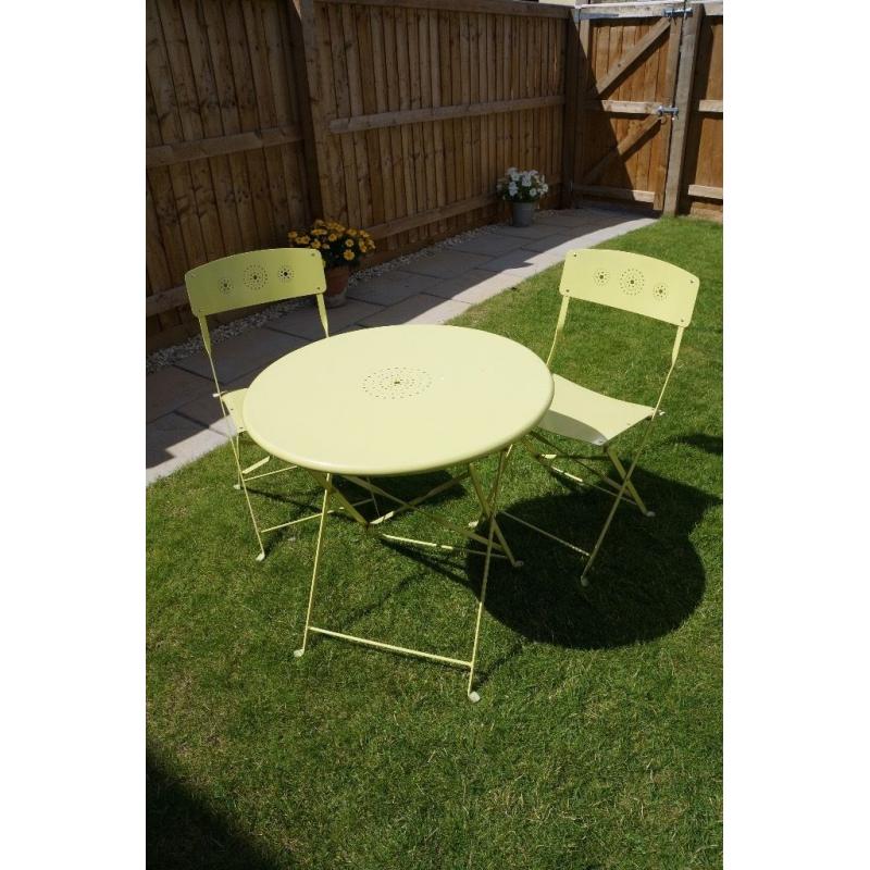 Garden metal round table and x2 chairs in lime green