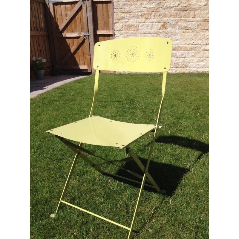 Garden metal round table and x2 chairs in lime green