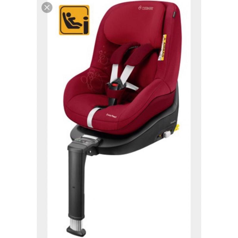 Maxi Cosi Pear 2 Way extended rear facing car seat/forward facing with Family Fix isofix base.