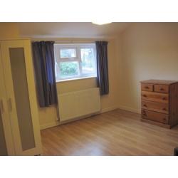 Lovely, large double room in tidy, professional house. Beautiful residential area. Bills inc