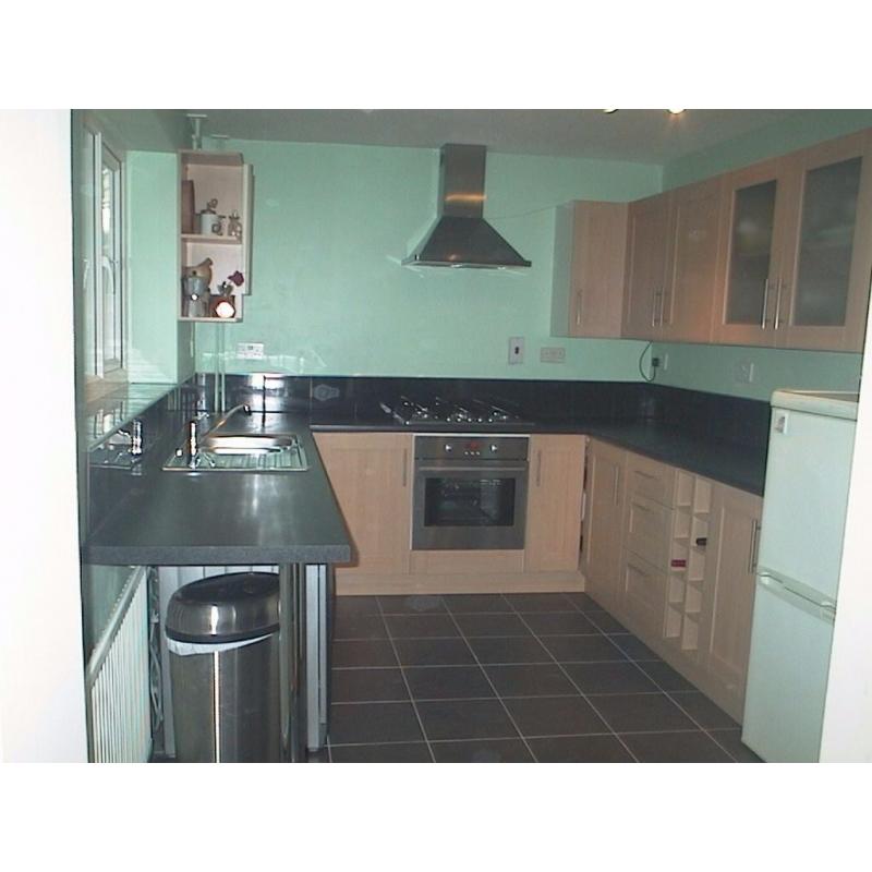Lovely, large double room in tidy, professional house. Beautiful residential area. Bills inc