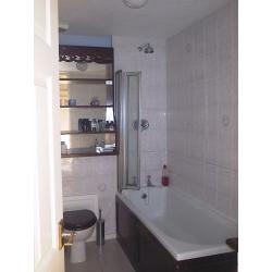 Lovely, large double room in tidy, professional house. Beautiful residential area. Bills inc