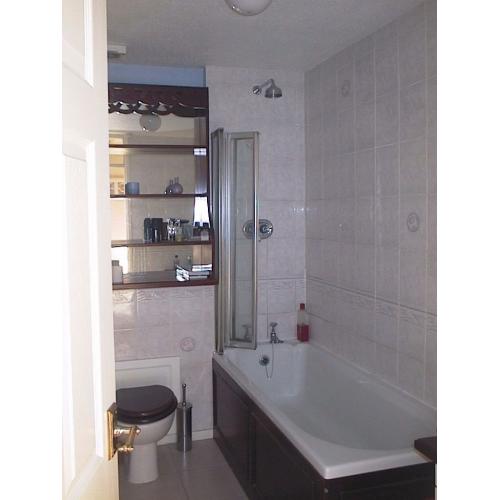 Lovely, large double room in tidy, professional house. Beautiful residential area. Bills inc