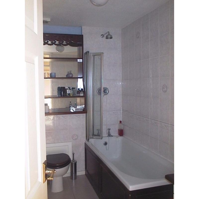 Lovely, large double room in tidy, professional house. Beautiful residential area. Bills inc