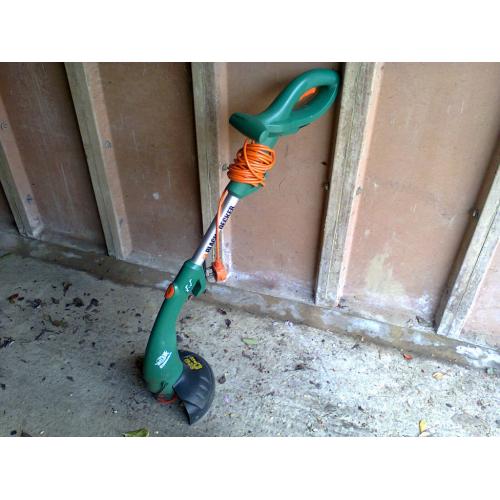 Black and Decker garden Strimmer with spare spools of line very good condition