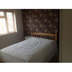 Double room for rent/let in shared flat in Greenford