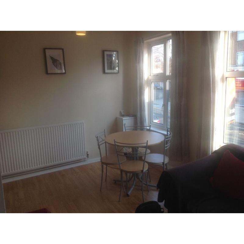 Double room for rent/let in shared flat in Greenford