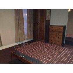 A double bed room in 3 bed house, East London