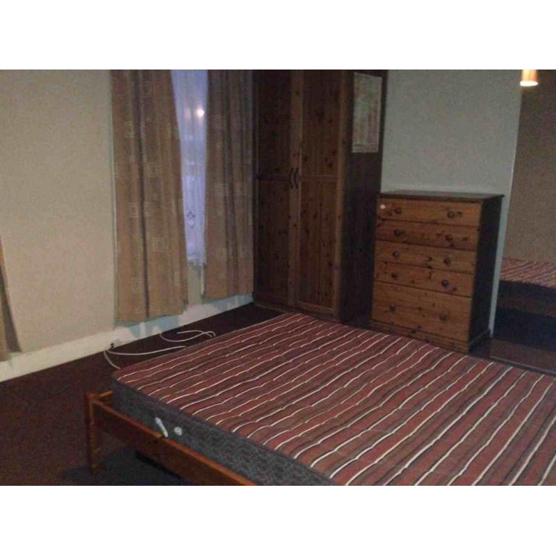 A double bed room in 3 bed house, East London