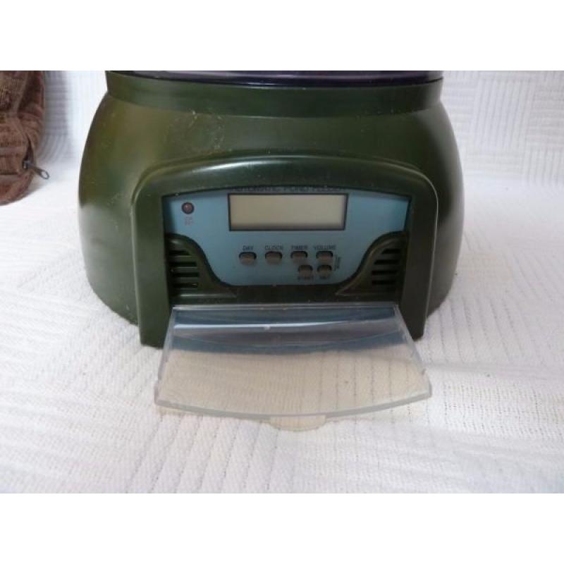 Cloverleaf Automatic Fish Pond Feeder