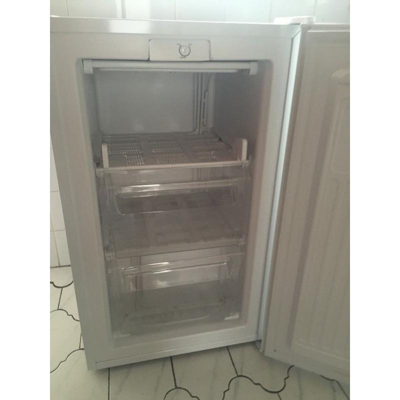 White freezer in a good condition