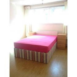 HUGE DOUBLE ROOM IN POPLAR HIGH STREET AVAILABLE NOOOOW! ZONE 2 - 60 SECONDS FROM STATION