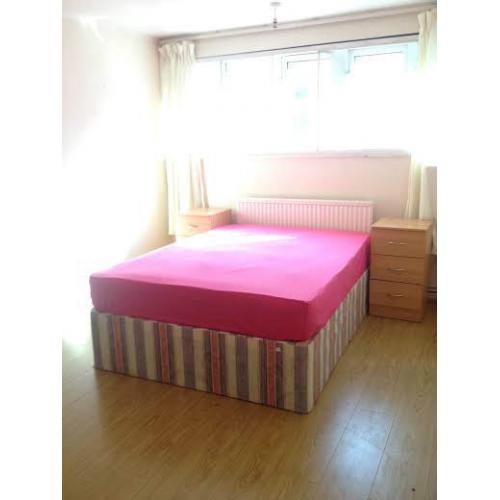 HUGE DOUBLE ROOM IN POPLAR HIGH STREET AVAILABLE NOOOOW! ZONE 2 - 60 SECONDS FROM STATION
