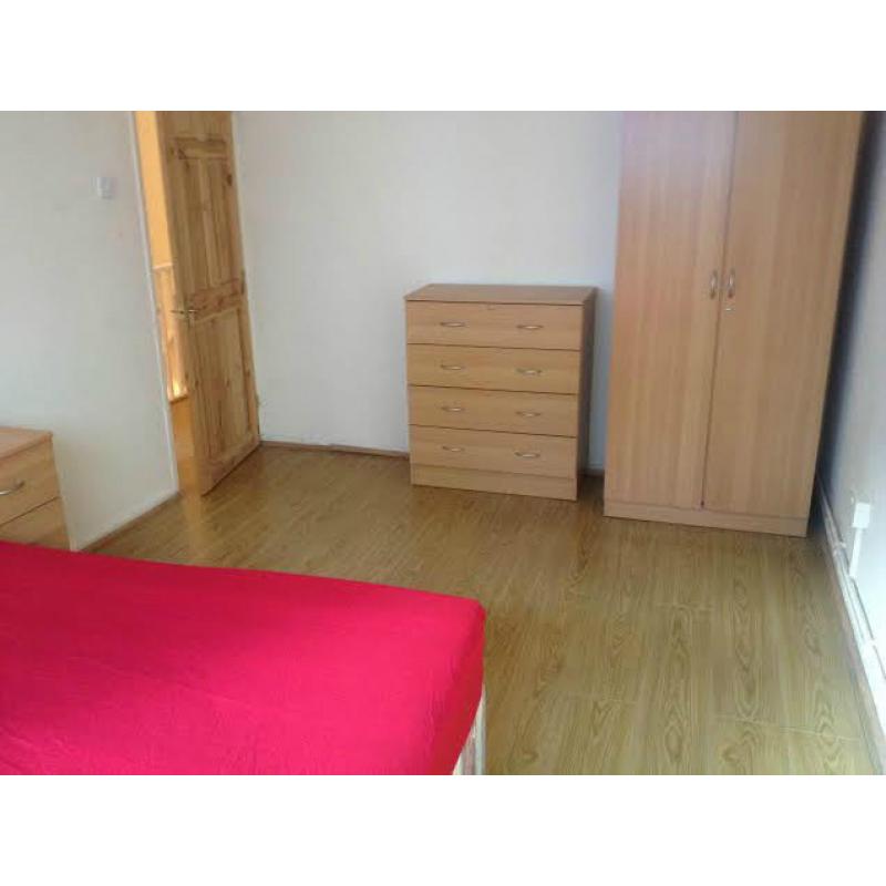 HUGE DOUBLE ROOM IN POPLAR HIGH STREET AVAILABLE NOOOOW! ZONE 2 - 60 SECONDS FROM STATION