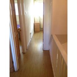 HUGE DOUBLE ROOM IN POPLAR HIGH STREET AVAILABLE NOOOOW! ZONE 2 - 60 SECONDS FROM STATION