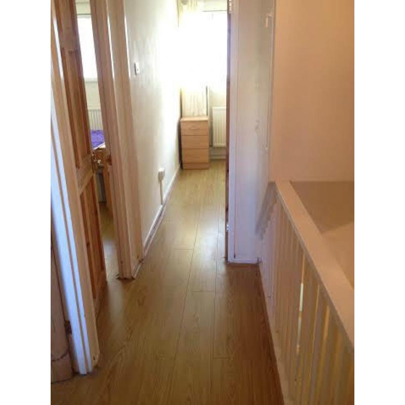 HUGE DOUBLE ROOM IN POPLAR HIGH STREET AVAILABLE NOOOOW! ZONE 2 - 60 SECONDS FROM STATION