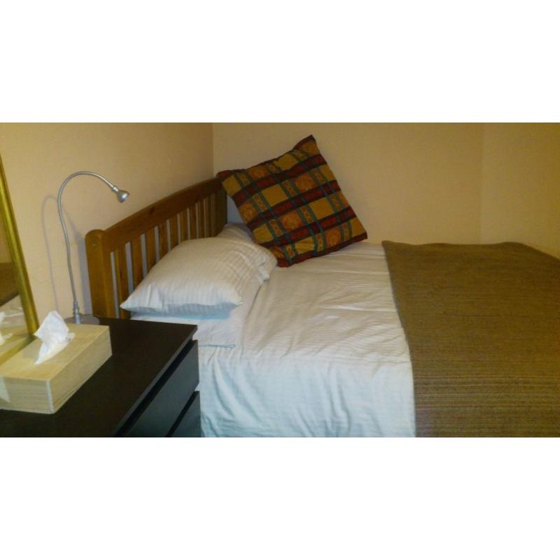 Double Room in City Centre Flat - Ideal for Post-grad Student at Edi University