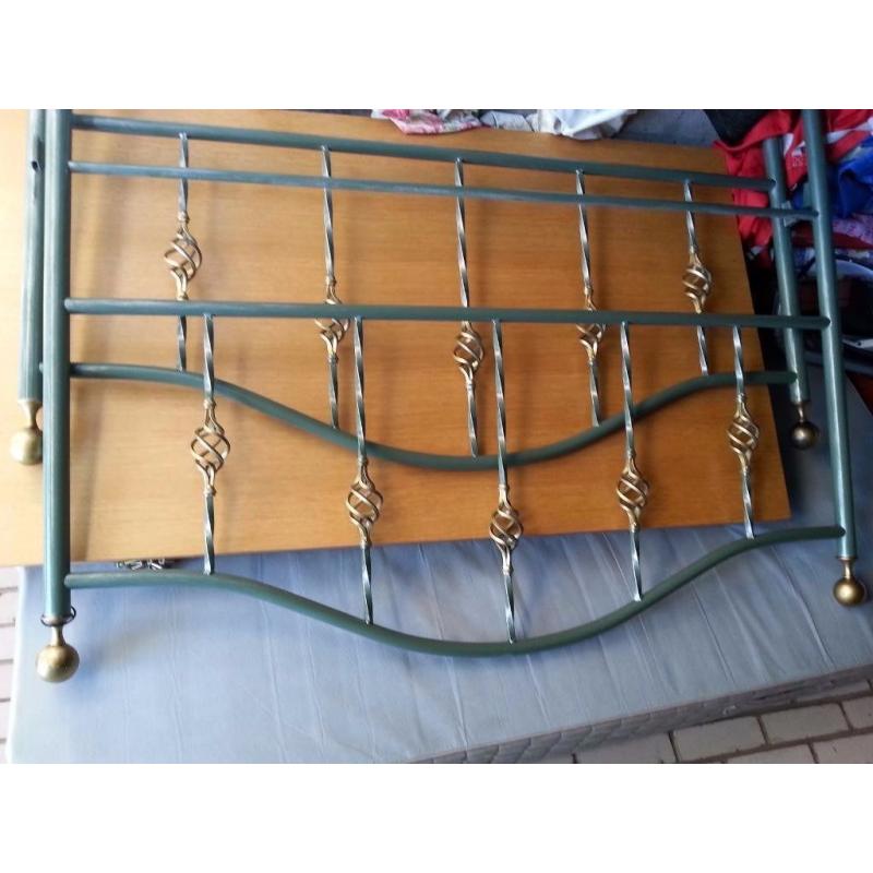 Metal Double Bed Frame .