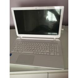 Toshiba Satellite L50 - B - 1UV 15.6" in White
