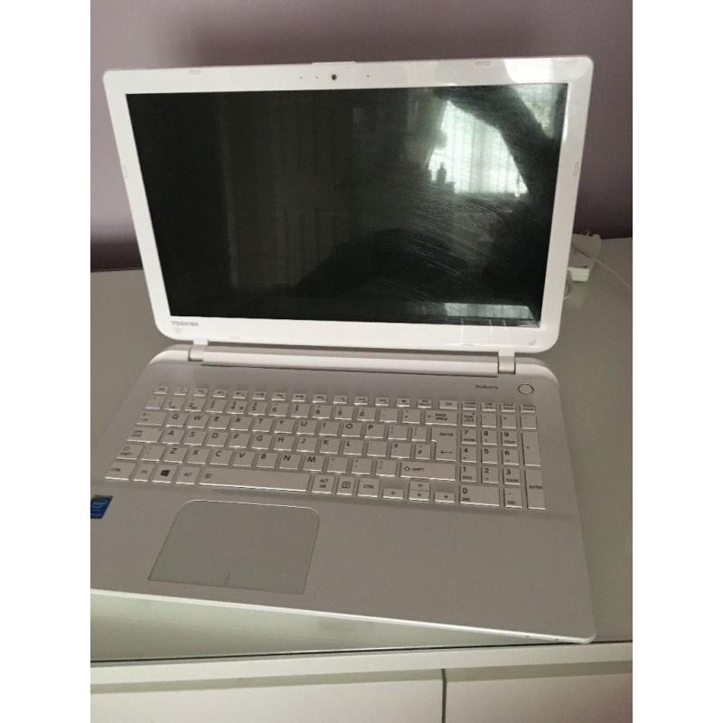 Toshiba Satellite L50 - B - 1UV 15.6" in White