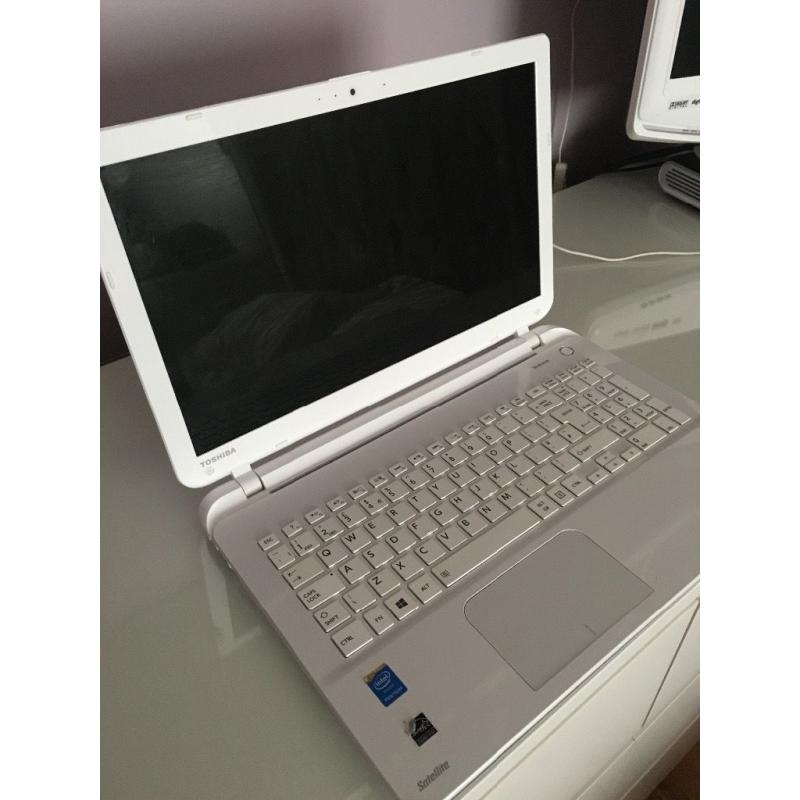 Toshiba Satellite L50 - B - 1UV 15.6" in White