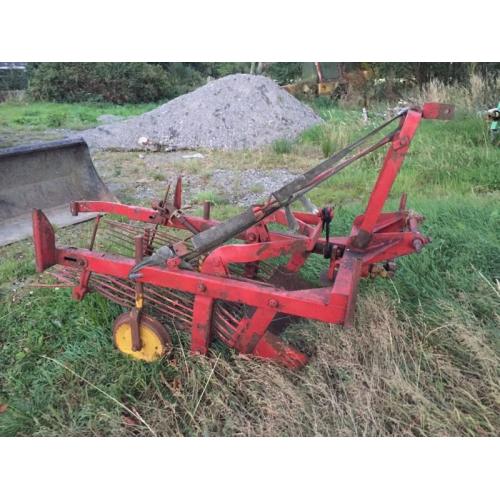 Single row PTO driven potato digger