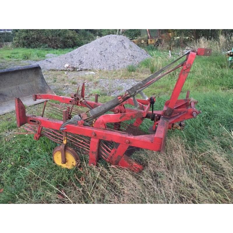 Single row PTO driven potato digger