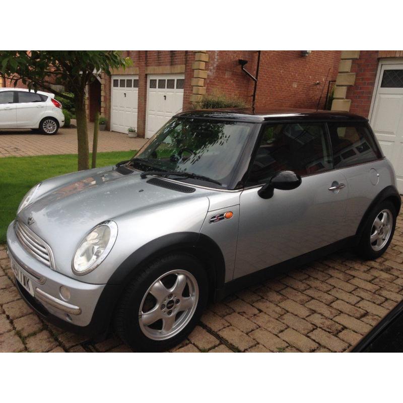 MINI COOPER CHILI SILVER/BLACK PANARAMIC ROOF MOT AND GOOD SERVICE HISTORY( 11 STAMPS)