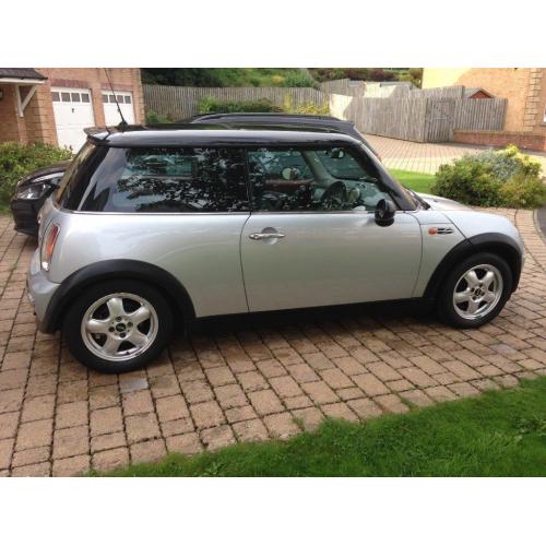 MINI COOPER CHILI SILVER/BLACK PANARAMIC ROOF MOT AND GOOD SERVICE HISTORY( 11 STAMPS)