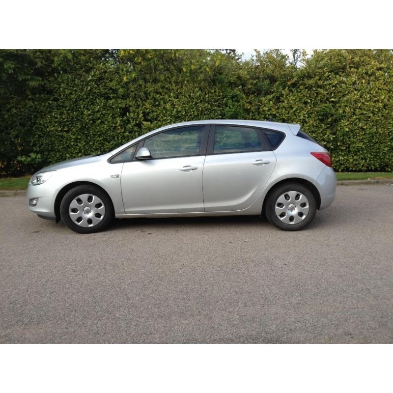 VAUXHALL ASTRA. NEW STYLE 1.7 CDTi ecoFLEX 16v Exclusiv 5dr Silver 10 plate.