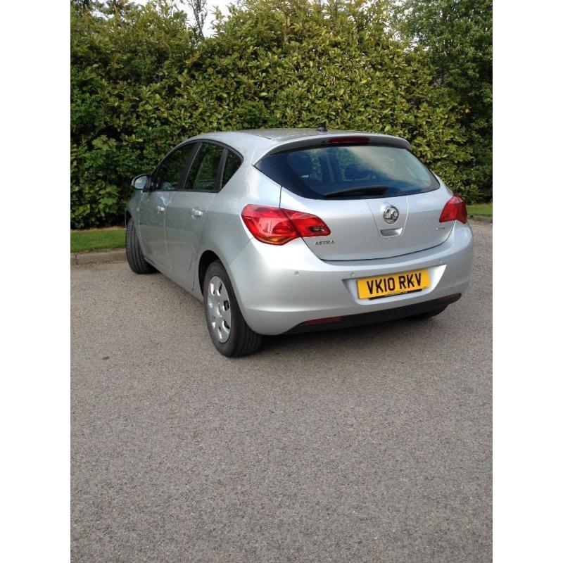 VAUXHALL ASTRA. NEW STYLE 1.7 CDTi ecoFLEX 16v Exclusiv 5dr Silver 10 plate.