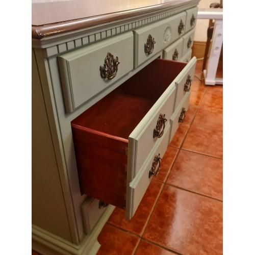 Chest of drawers/side board