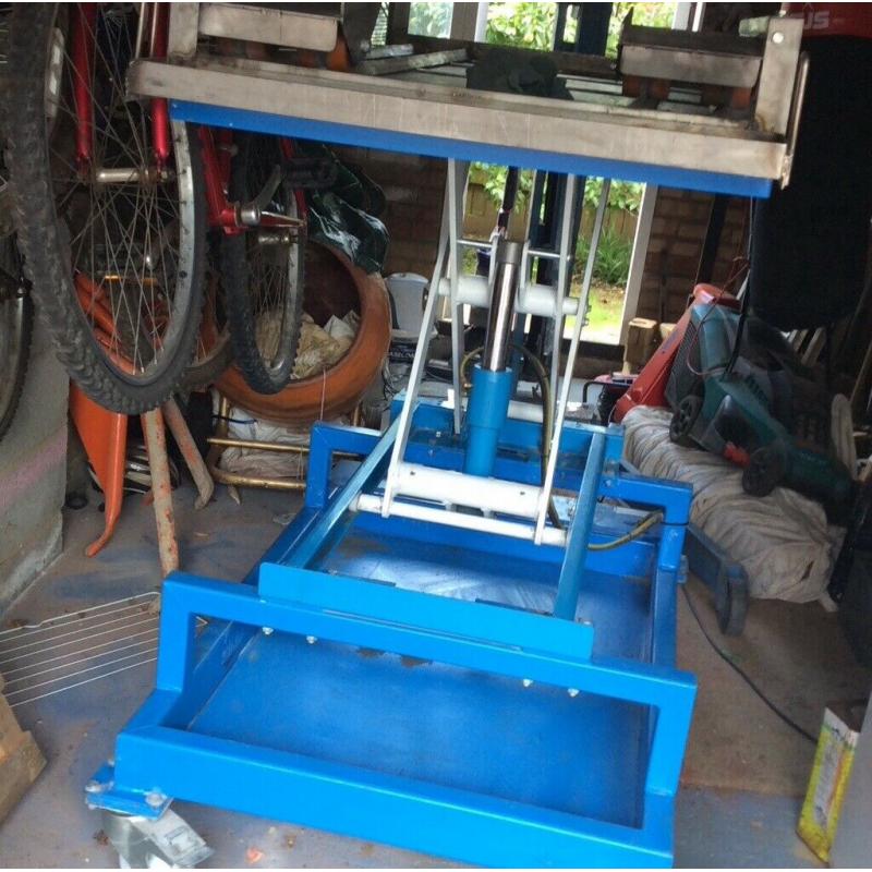 Hydraulic lifting and moving table/trolley in excellent condition