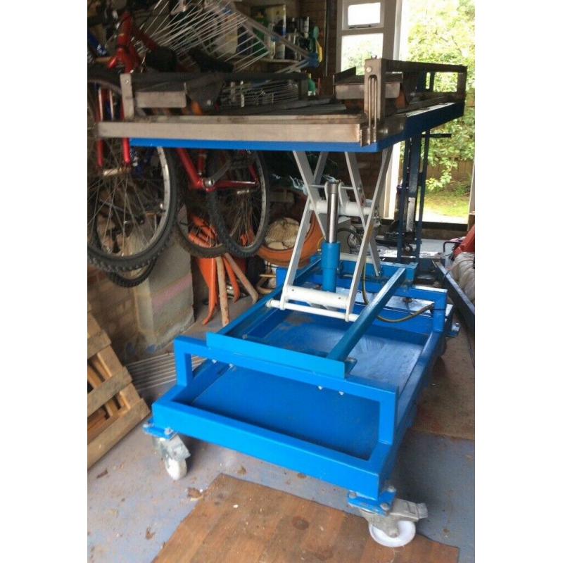 Hydraulic lifting and moving table/trolley in excellent condition