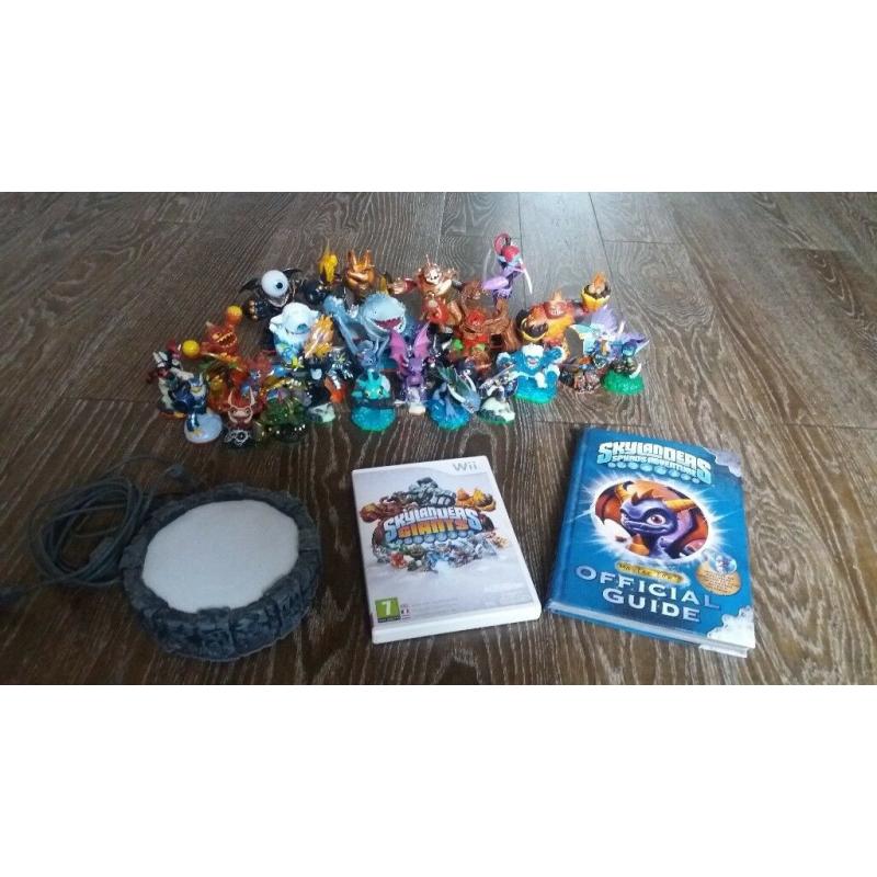 Skylanders Giants Wii Game and Character Bundle in very good condition