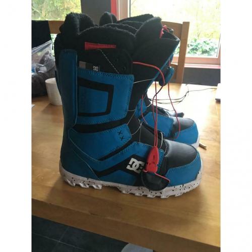 Snowboard boots