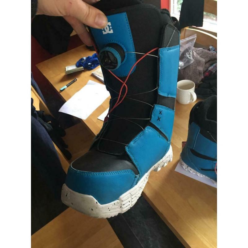 Snowboard boots