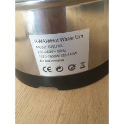 Hot water urn
