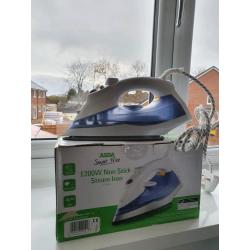 Non stick steam iron