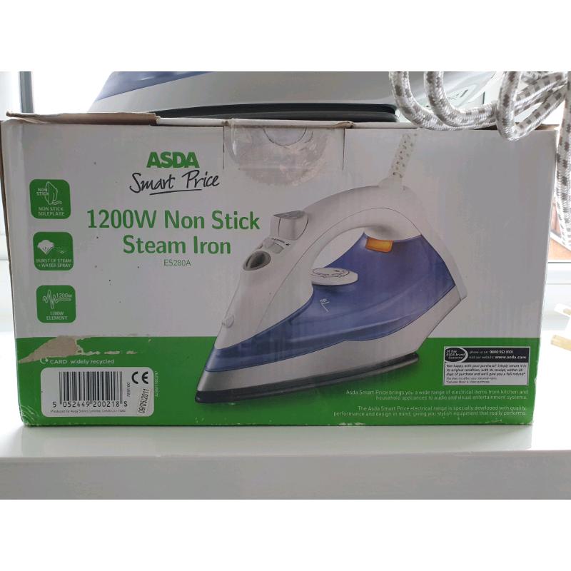 Non stick steam iron
