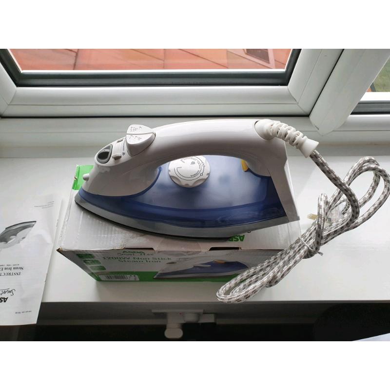 Non stick steam iron