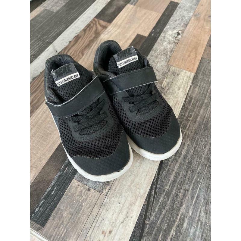 Toddler Nike Trainers - black and white UK 7.5